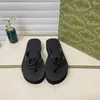 Primavera e verão 2023 Design New Herringbone Slippers Double Clip Foot Beach Men feminino de casal de casal de férias essenciais para sapatos de espuma