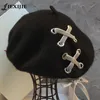 Boinas de moda para mujer, boina con correas de lana, gorros de terciopelo de invierno, correa cruzada para mujer, gorro de pintor cálido a juego para mujer, gorro femenino 1