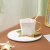 Tasses Saucers Star Moon Golden Handle Coffee Mug et réglé avec cuillère pour le thé de fleur latte cappuccino à la maison