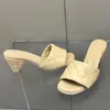 Sandalias Pequeño viento fragante rómbico a cuadros zapatillas de tacón grueso 2023 diseño primavera y verano nuevos zapatos de mujer suaves con sandalias francesas