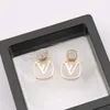 Pendientes de cristal Stud Stud para mujer Diseñador Marca V-Letra Elegancia Temperamento Simple Ladies Wedding Party Accesorios de joyería Regalo