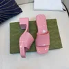 Klassiska designer kvinnor tofflor chunky gummi tofflor lyxiga gelé sandaler höga klackar sommar tjocka botten strandglas alfabet rosa godis dusch hotell storlek 35-41