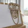 alfileres Broches de perlas Joyas de diseño Wo para hombre Broche Letras de marca de moda Pequeño broche de viento dulce Perla de mujer con broche de cadena de diamantes
