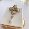 iğneler İnci Broşlar Tasarımcı Takı Wo mens Broş Moda Marka Harfler Küçük Tatlı Rüzgar Broş Kadınlar İnci Mektubu elmas püskül broş