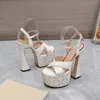 Sandalias Zapatos de diseñador para mujer, zapatillas de tacón alto de cuero brillante a la moda, zapatos de vestir para fiesta, chanclas planas para la playa