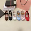 MIUI 여성 2023 SATIN MIUS BALLERINAS BALLET FLATS 디자이너 신발 실크 부드러운 활 탄성 스트랩 스니커즈 미끄러짐 Loafer Lady Flat Dance Shoe Girl 7A30