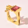 Fedi nuziali Splendido anello di fidanzamento con pietra di zirconi rossi femminili splendidi Gioielli geometrici in oro giallo carino per le donne Z5M345