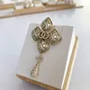 iğneler İnci Broşlar Tasarımcı Takı Wo mens Broş Moda Marka Harfler Küçük Tatlı Rüzgar Broş Kadınlar İnci Mektubu elmas püskül broş