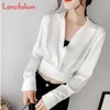 여자 블라우스 셔츠 섹시한 흰색 자르기 여름 한국 패션 긴 소매 작물 셔츠 레이디 디자이너 v 넥 랩 탑 230220