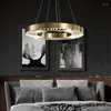 Hängslampor ljus lyxig kristallkronkrona efter modern villa duplex byggnad vardagsrum mat sovrum minimalist