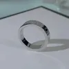 Luxurys designers band ringar mode män kvinnor titan stål graverade brev mönster älskare smycken smal ringstorlek