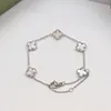 Luxury Clover Designer Bracelet Chain de 18 km Braceletas de oro Charm 4 Cloveres de hojas Braceletas Shining Crystal Diamond Party Jewellry