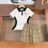 2023ss magliette per ragazzi firmate di marca imposta polo bianca con pantaloncini a quadretti magliette per bambini dal design classico di fascia alta con sho marrone3369162