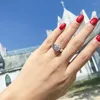 Cluster Rings 925 Silver Women Engagement Smycken 2 CT Rund klippt Moissanite Diamond Wedding Finger Flower Gift