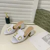 2023 Sandália de Moda Feminina Sandálias de Designer com Fivela de Metal 7 cm Salto Médio Salto Bloco Retrô Salto Alto Chinelos de Dedo Aberto Chinelos Femininos Tamanho 35-41