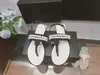 2024 designer de luxo pérola tanga sandálias mulheres sapatos de praia bezerro couro clássico fivela c pérola salto plataforma de moda chinelo tanga flip flops tamanho 35-40