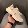 Klassiska kvinnor tjocka sulor casual skor män retro logotyp sneakers beige canvas läder bee tjocka sulor svartvita älskare färg matchande mode tryckta gelé sulor