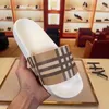 Vente bien diapositives sandales chaussures glisser été mode large plat glissant épais pantoufle tongs dames été plage rayé causal tongs plat coton diapositives