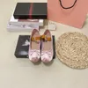 MIUI 여성 2023 SATIN MIUS BALLERINAS BALLET FLATS 디자이너 신발 실크 부드러운 활 탄성 스트랩 스니커즈 미끄러짐 Loafer Lady Flat Dance Shoe Girl 7A30