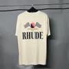 2023 RHUDE Tシャツメンズデザイナーシャツクラシックf1beach居心地の良いパターン印刷されたTシャツと男女のための丸い首と半袖付き