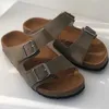 Tofflor Fabriksdesigner Birkinstocks Nya läder Cork Sandals Men's and Women's Summer Boken Double-Button Flat Heel Slippers
