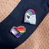 Broches criativos de esmalte Rainbow Heart Book Broches for Women Childre