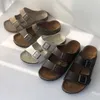 Tofflor Fabriksdesigner Birkinstocks Nya läder Cork Sandals Men's and Women's Summer Boken Double-Button Flat Heel Slippers