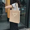 نساء الرجال الفاخرة 7A مصمم القش نسج عطلة نهاية الأسبوع حقائب اليد Raffias Triangle Triangle Tote Summer Travel Beach Bags Lady Houtgle Fashion Bag Bag Crossbody Underarm Bag