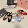 Miui 2024 Vrouwen van de beste kwaliteit Satin Ballerinas Ballet Flats Designer schoenen zijden zijdeachtige boog elastische riem sneakers glijden op loafer dame plat dansschoen meisje 7a30