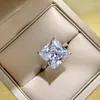 Ringos de cluster simples Princesa quadrada anel feminino 925 prata esterlina importada de alto carbono diamante moda de quatro garras Índice de cores
