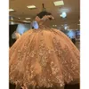 Abiti da festa in oro rosa con spalle scoperte Abito da ballo Quinceanera senza maniche Applicazioni floreali in pizzo Fiori fatti a mano Sweet 15 Wear 230221