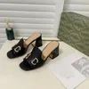 Yeni Tasarımcı Sandalet Kadın Sandal Metal Toka Orta Kalyış Pompaları Retro Blok Topuk Yüksek Topuklu 7 cm Açık Ayak Terlik Kadın Terlik Boyutu 35-41