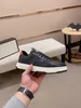 Modem￤n designer skor svart vit bokstav snidade lyxiga m￤n sneakers sporttr￤nare sko med l￥da
