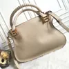 مصمم حقيبة حقيبة Marcie Women Women Big Hand Handbag Leather Shop Pages مصممون حقيبة حمل مزدوجة مصنوعة من حمل العجل الحبيب 7A محفظة كبيرة ذات جودة كبيرة كل الحجم