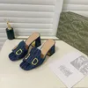 Yeni Tasarımcı Sandalet Kadın Sandal Metal Toka Orta Kalyış Pompaları Retro Blok Topuk Yüksek Topuklu 7 cm Açık Ayak Terlik Kadın Terlik Boyutu 35-41