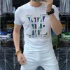 Moda de ver￣o T-shirts de jovens da esta￧￣o europeia Drill quente Drill quente Mercerized Slim Fit Round pesco￧o curto camiseta de mangas curtas Trend￪ncia Newbrand Men's Pluz Tamanho da cor leve Tees 4xl