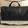 Designers Duffel Bags 55CM luxe grande capacité voyage vente femmes hommes épaule en cuir véritable sac de mode porter des rivets avec serrure noir lettre en relief en cuir