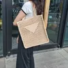 نساء الرجال الفاخرة 7A مصمم القش نسج عطلة نهاية الأسبوع حقائب اليد Raffias Triangle Triangle Tote Summer Travel Beach Bags Lady Houtgle Fashion Bag Bag Crossbody Underarm Bag