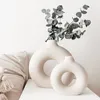 Vaser nordiska vas cirkulära ihåliga keramiska donuts blomma potten hem vardagsrum dekoration tillbehör interiör kontor skrivbordsdekor gåva 230221