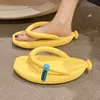 Slipare 2023 Roliga bananflip flops unisex inomhus utomhus tofflor kvinnors kreativa fruktskor tjocka ensambåt toffel kvinna flipflops z0220