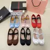 MIUI 여성 2023 SATIN MIUS BALLERINAS BALLET FLATS 디자이너 신발 실크 부드러운 활 탄성 스트랩 스니커즈 미끄러짐 Loafer Lady Flat Dance Shoe Girl 7A30