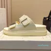 2022 Ny Hybrid Rubber Slide Designer Sandaler Kvinnor Skor White Black Red Sand Tea Rose Yellow Coral 2323 tofflor Summer Platform Womens Snadal Sneakers