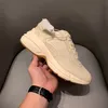 Klassiska kvinnor tjocka sulor casual skor män retro logotyp sneakers beige canvas läder bee tjocka sulor svartvita älskare färg matchande mode tryckta gelé sulor