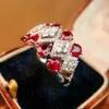 Rings de cluster Luxo Blood Blood Ruby Casal Anel Irregular Geometria Full Diamond Diamante Full Original Sterling Silver Anniversary Gift Jewelry