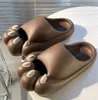 Les dernières chaussures pour hommes et femmes mignonnes griffes de chat semelle épaisse mode pantoufles antidérapantes de nombreux styles au choix supportent le logo personnalisé