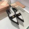 أحذية Miu Coin مدببة Cat Heel Sandals النسائية 2023 عرض Baotou altalow الفم الكعب