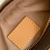 Delicado bolso de mano de diseñador de imitación Bolsos de hombro de media luna LOOP 23CM Bolso de baguette de moda M81094 con caja