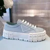 Avec boîte Prad Designer Chaussures Voyage Formateurs plats Noir Femmes Lace-Up Casual Sports 100% Brillant Laque Cuir Sneaker Blanc Épais Botto TQ 3599