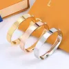 Bijoux de créateur Bracelet en or Bracelet 18K Bracelet Gold Bracelet Gravé V Letter Simple Cross Pattern Boucle Love Bijoux Bijoux pour hommes et femmes