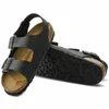 Tyska tofflor Designer Birkinstocks New Cork Sandals Men's and Women's Double-Button Beach Shoes Mångsidiga lägenheter Milano Qzkc